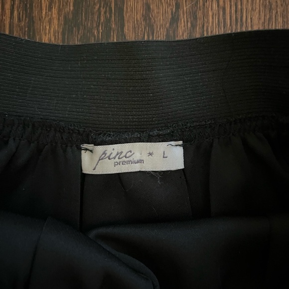 Flowy black skirt - Picture 3 of 3